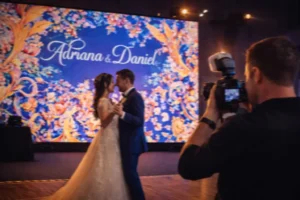 Inchiriere ecran LED pentru nunta, cu videowall ca fundal de scena pentru DJ sau trupa, ideal pentru poze si filmari profesionale.