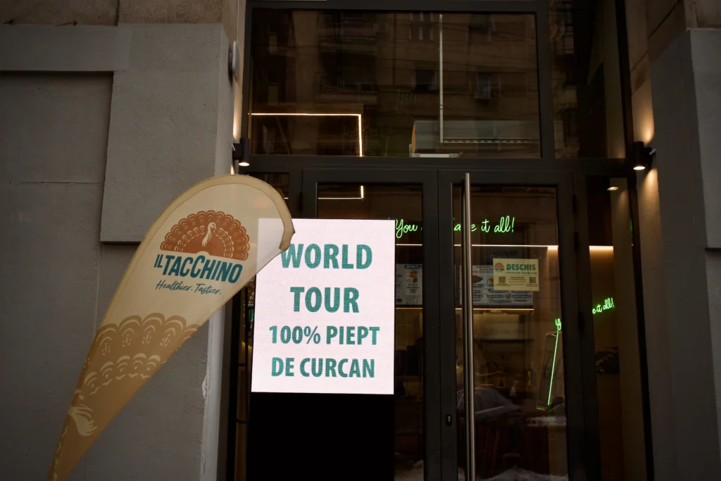 reclama restaurant mesaj in vitrina pentru trafic pietonal