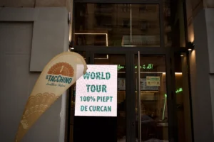 reclama restaurant mesaj in vitrina pentru trafic pietonal