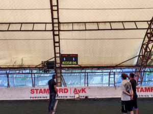 tabela de scor led montata pe teren de fotbal