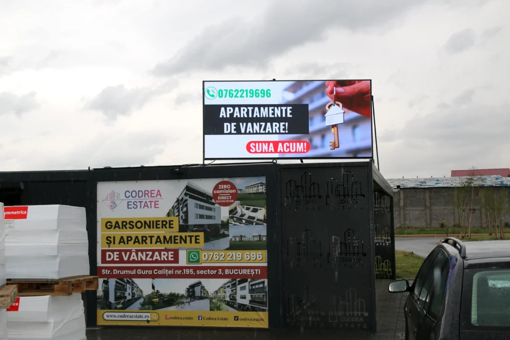 ecran led exterior pentru dezvoltatori imobiliari montat la santier rezidential