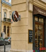 reclama led pentru cafenea montata pe fatada unui coffee shop